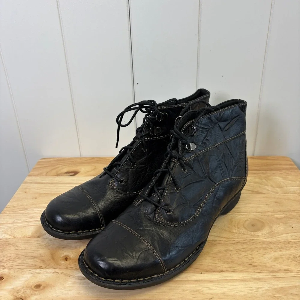 Clarks Bendables Dark Academia Crinkled Leather Ankle Boots Women Size 10M Comfy